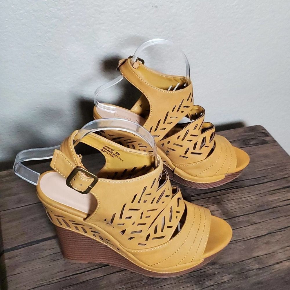 Bella Vita Cutout Geometric Sandal Wedges‎